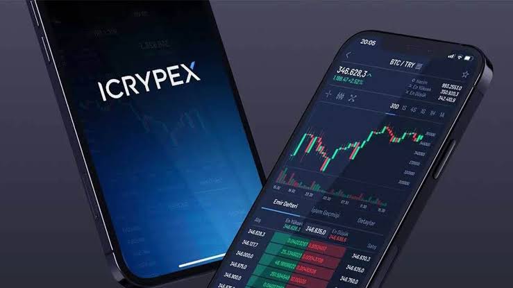 ICRYPEX mobil uygulamasında BTC/TRY grafiği gösteren iki akıllı telefon