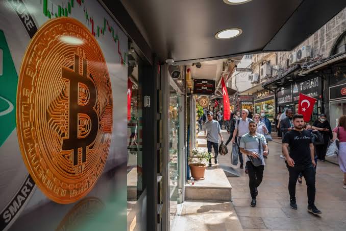 İstanbul sokağında bitcoin tabelası bulunan bir döviz bürosunun önü